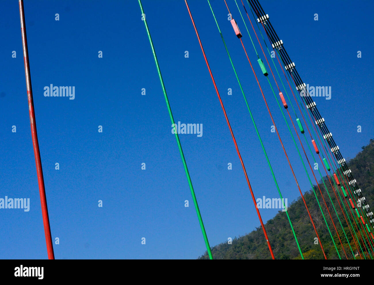India Uttarakhand membro Rishikesh la capitale mondiale dello Yoga sulle rive del fiume Ganga Ram Jhula Bridge nel cielo blu Foto Stock