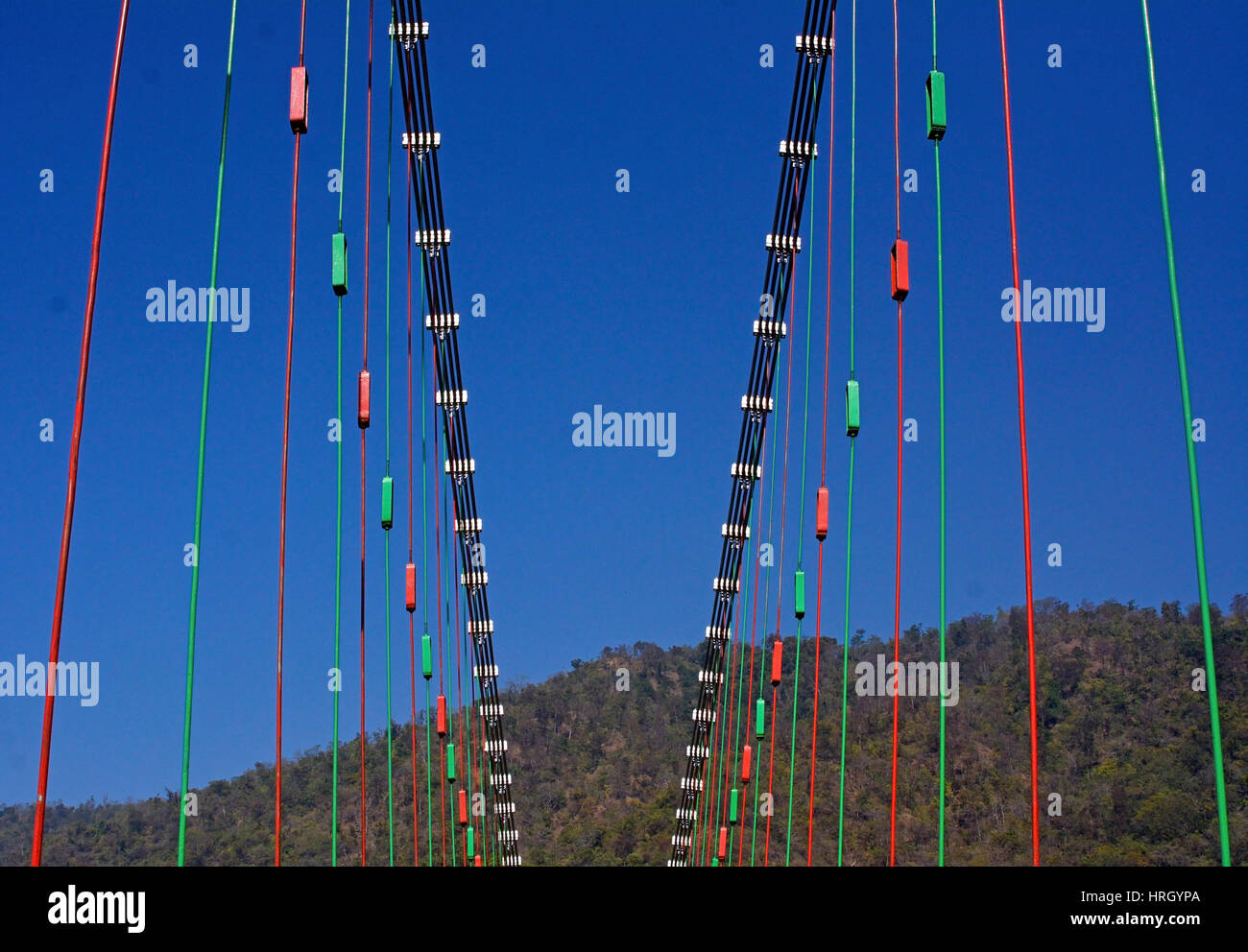 India Uttarakhand membro Rishikesh la capitale mondiale dello Yoga sulle rive del fiume Ganga Ram Jhula Bridge nel cielo blu Foto Stock