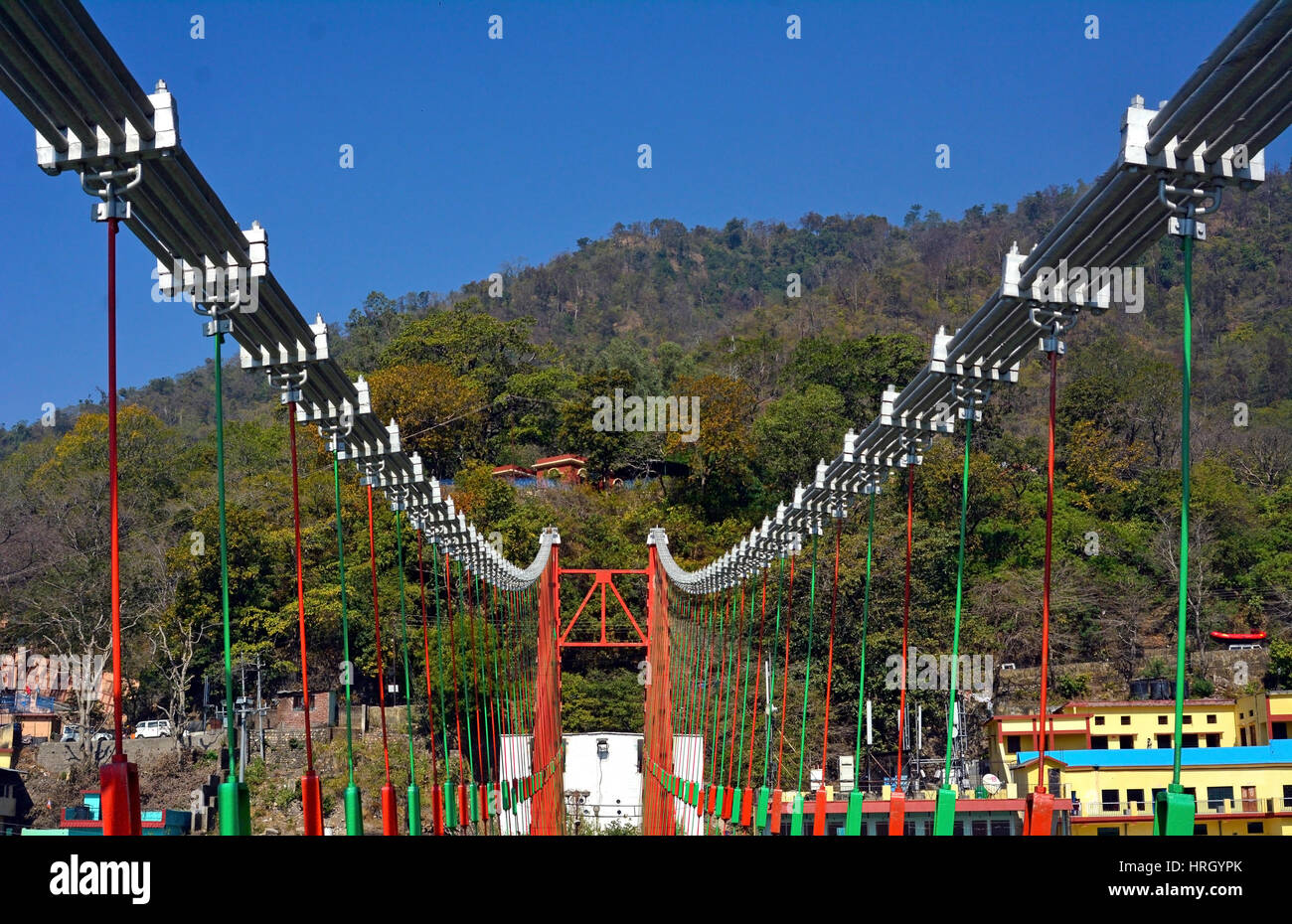 India Uttarakhand membro Rishikesh la capitale mondiale dello Yoga sulle rive del fiume Ganga Ram Jhula Bridge nel cielo blu Foto Stock