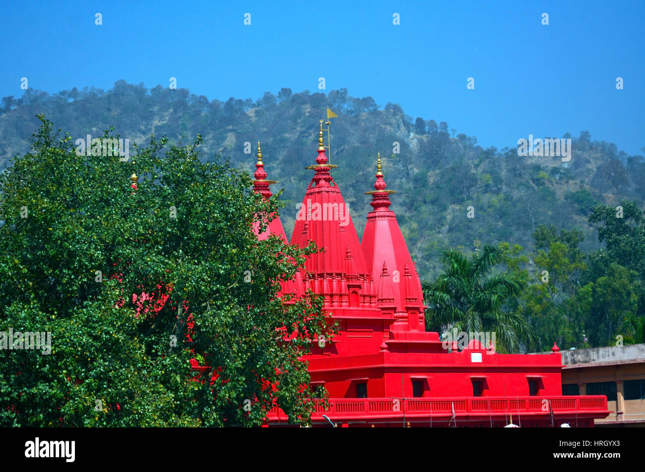 Tempio rosso sulla banca del fiume di Ganga in Haridwar, India Foto Stock