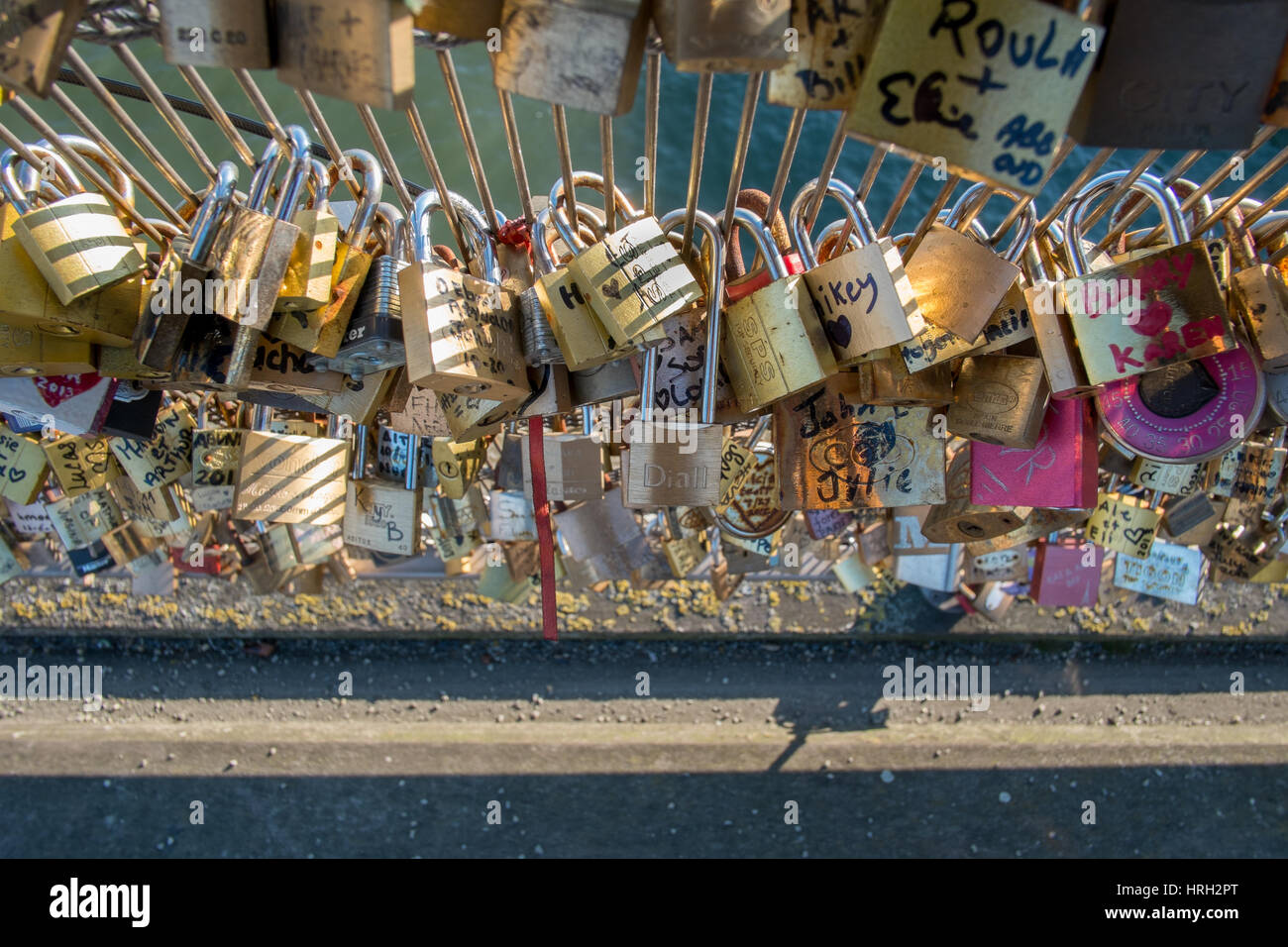 Pont des Arts di amore si blocca in inverno il sole Foto Stock