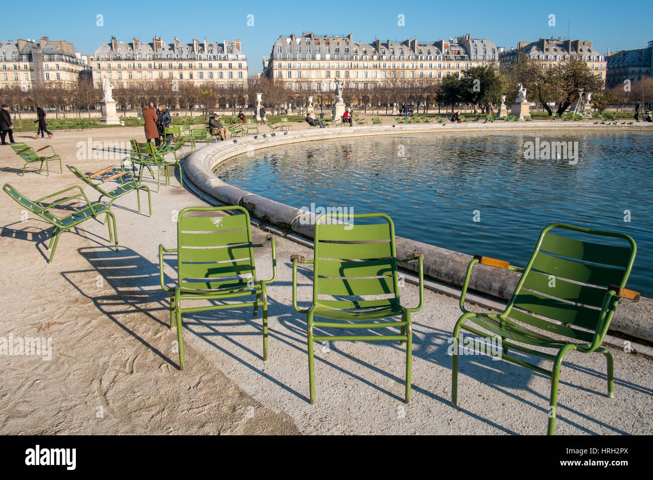 Godendo il sole invernale a Grand Bassin ottagonale al Jardin des Tuileries, dominato dal grand appartments di Rue de Rivoli, Paris, Francia Foto Stock