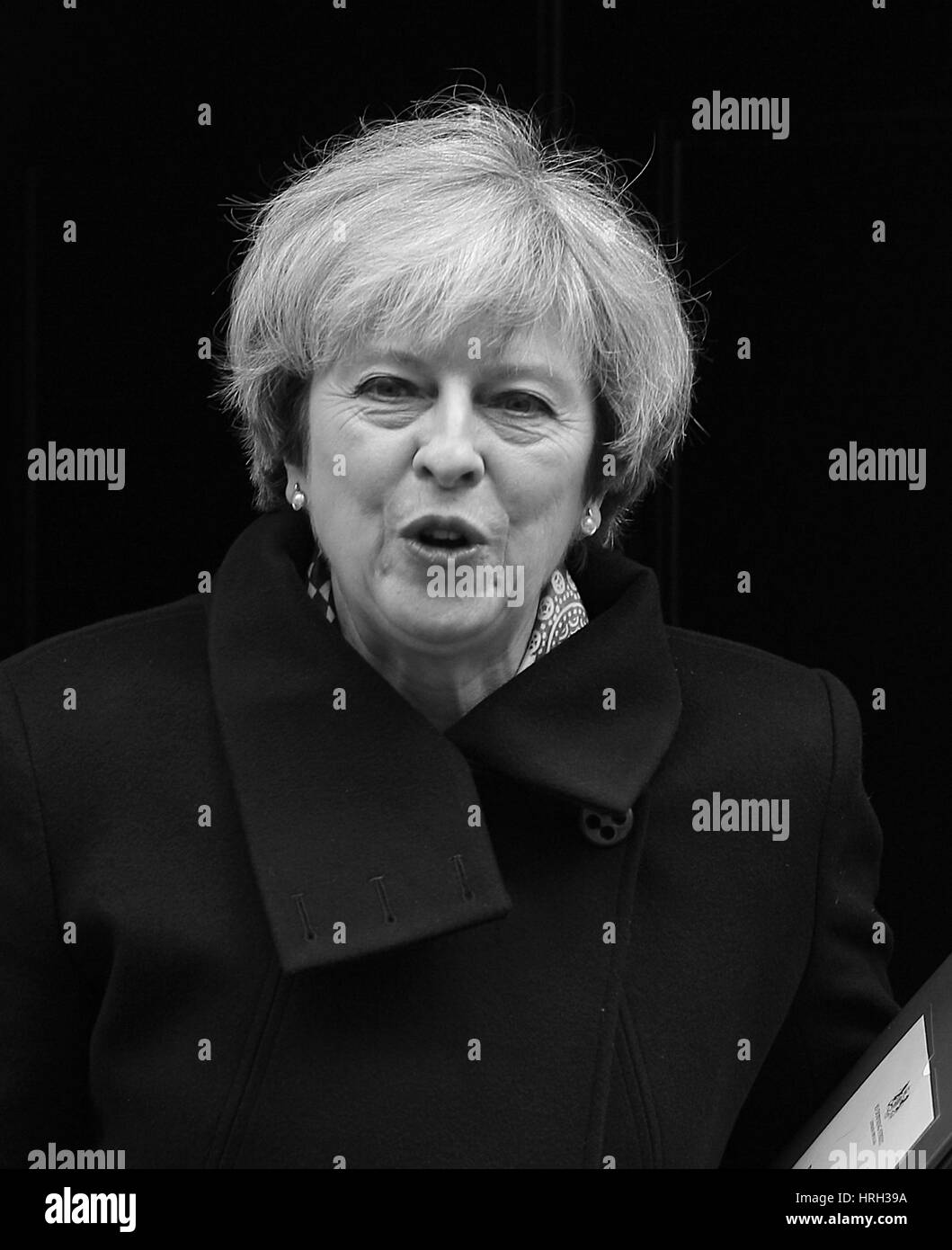 Londra, UK, 1 Mar 2017: il primo ministro Theresa Maggio ( Immagine Altered digitalmente a monocromatica ) visto lasciare 10 di Downing Street per PMQs alla House of Commons. Foto Stock