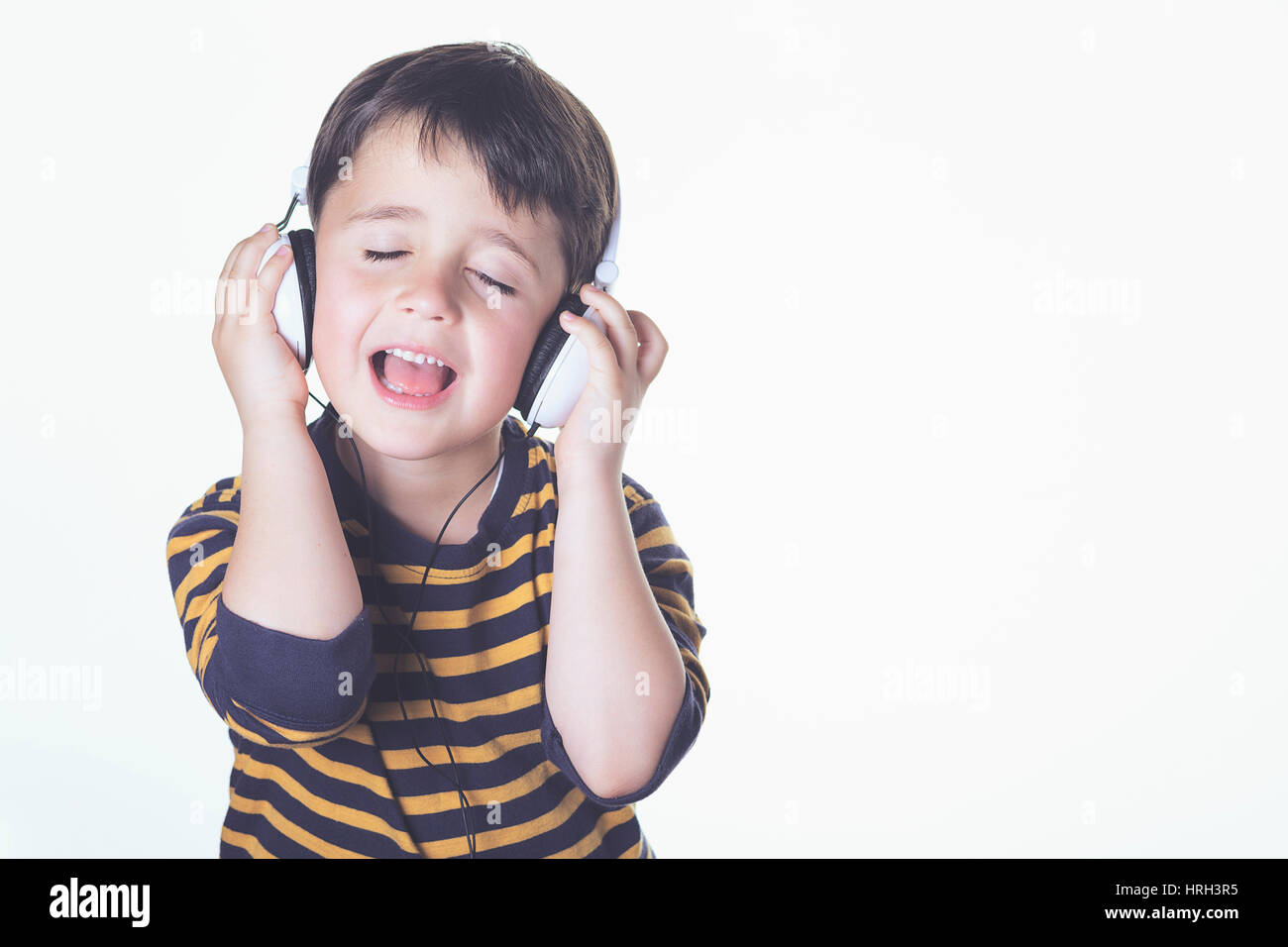 Bambino con le cuffie per ascoltare musica Foto Stock