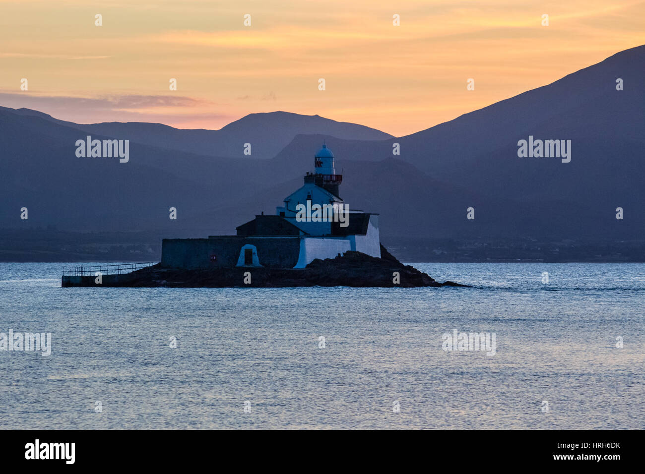 Fenit faro al tramonto con vista sulla baia di Tralee verso la penisola di Dingle, nella contea di Kerry, Irlanda Foto Stock