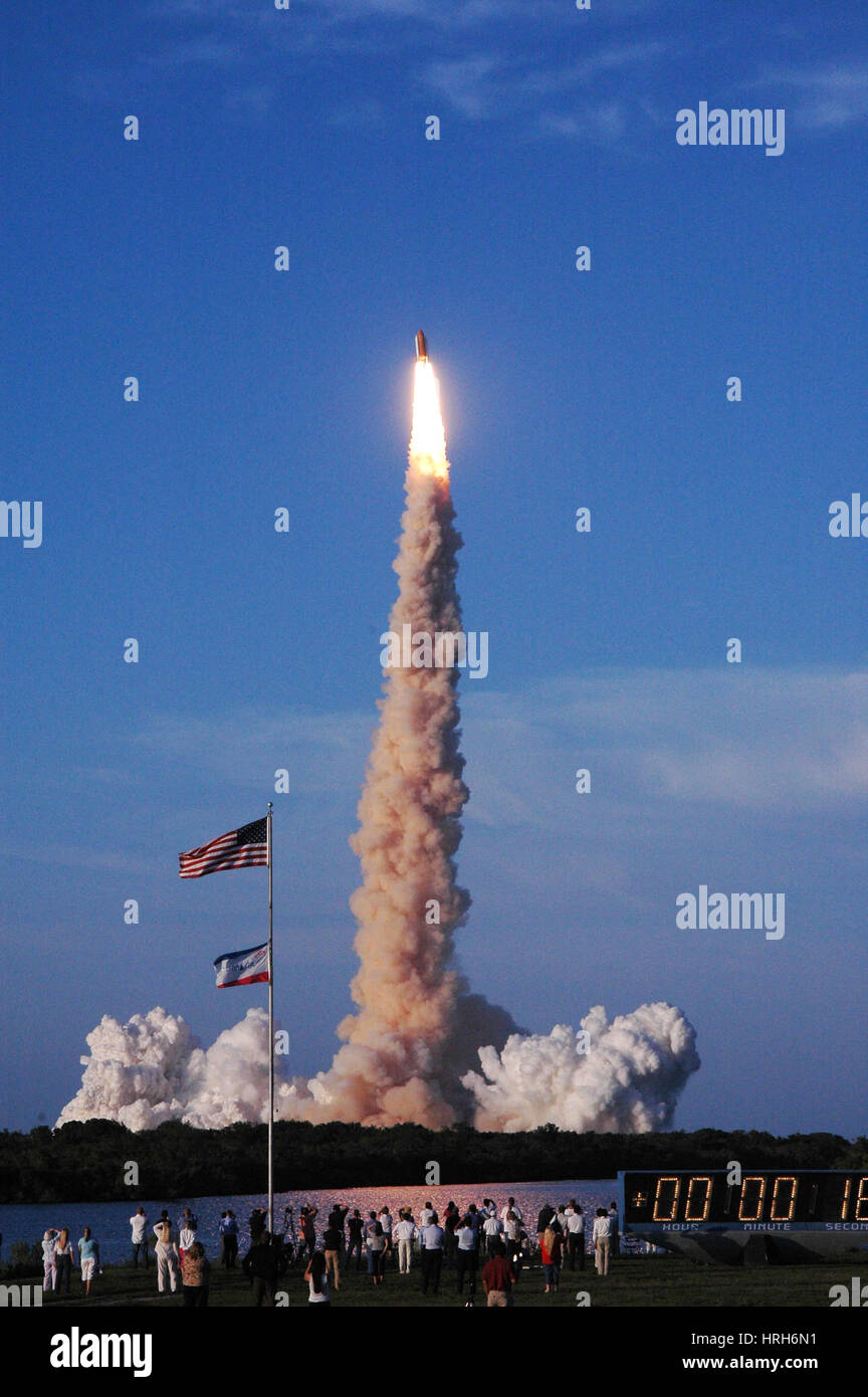 STS-117, lo Space Shuttle Atlantis lancio, 2007 Foto Stock