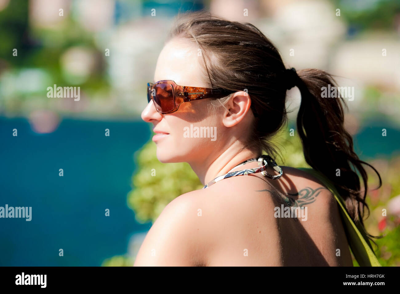 Modello rilasciato, Junge Frau mit Sonnenbrille - donna con sfumature Foto Stock
