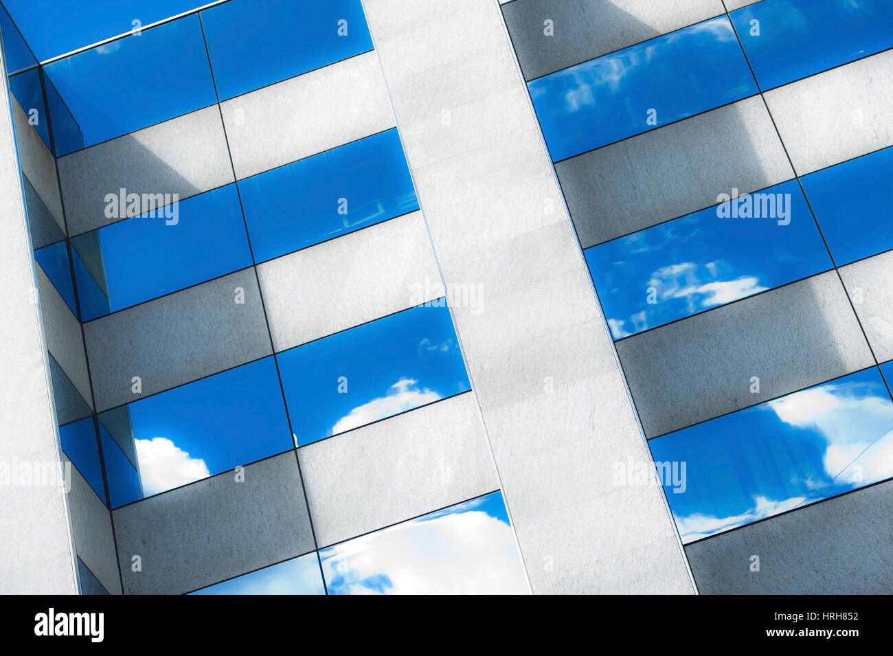 Wolke spiegeln sich in Glassfassade von einem Hochhaus - Le nuvole relection in una facciata di vetro di un edificio alto Foto Stock