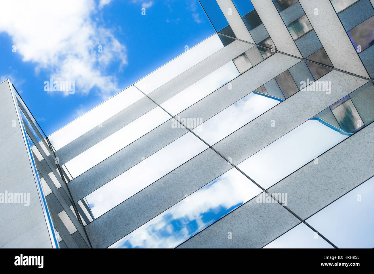 Wolke spiegeln sich in Glassfassade von einem Hochhaus - Le nuvole relection in una facciata di vetro di un edificio alto Foto Stock