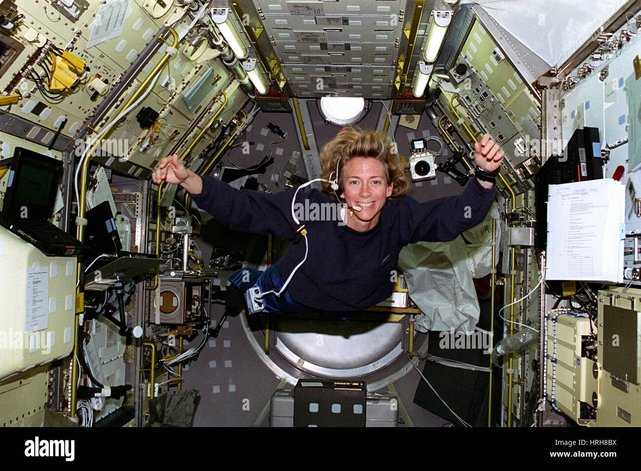 Susan ancora galleggianti in Spacelab Foto Stock