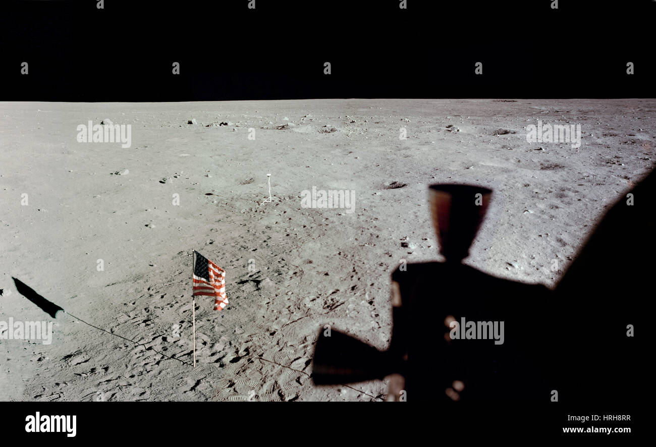 Luna di superficie con Bandiera americana Foto Stock