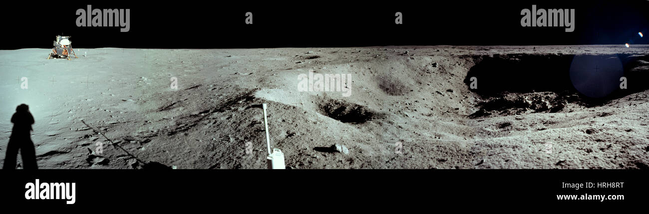 Panoramica del bordo del cratere lunare Foto Stock