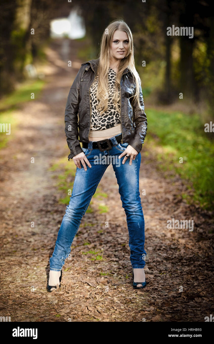 Modello rilasciato, Attraktive, blonde Frau in Jeans - attraente, donna bionda in jeans Foto Stock