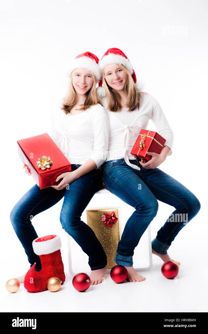 Modello rilasciato, Zwillingsmaedchen mit Weihnachtsgeschenken - gemelli con i regali di natale Foto Stock