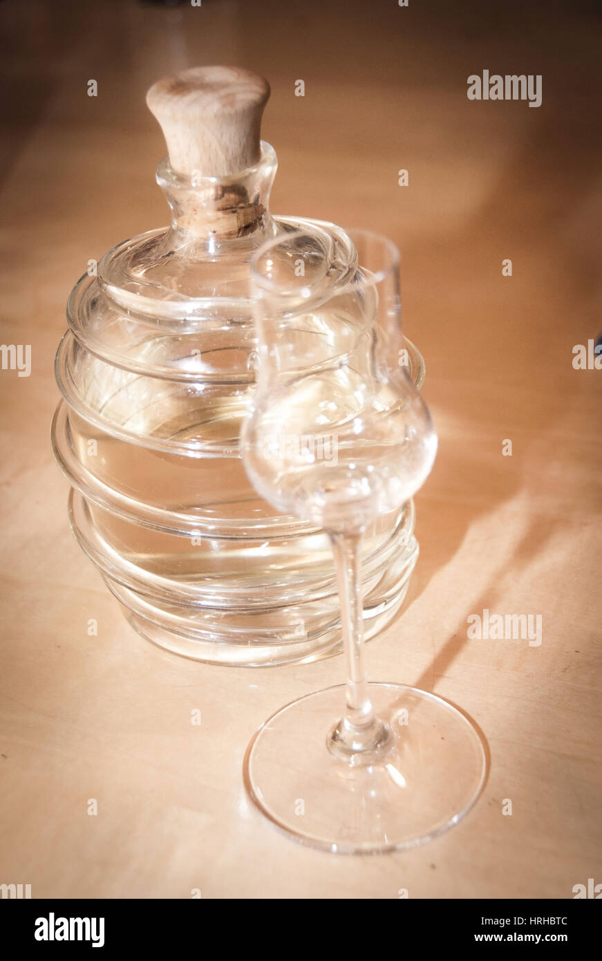Schnapsflasche und Schnapsglas - Bottiglia di brandy e vetro Foto Stock