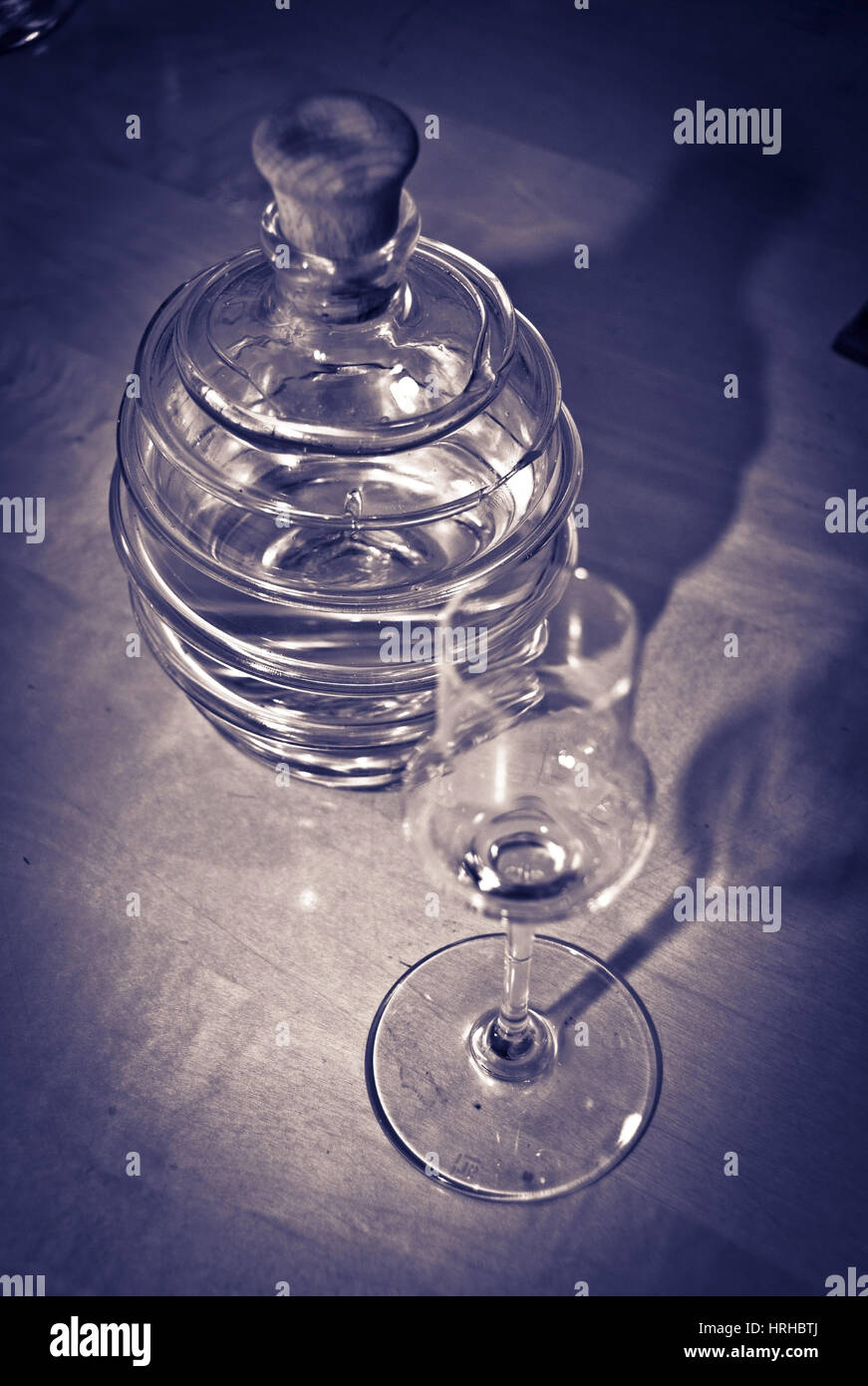 Schnapsflasche und Schnapsglas - Bottiglia di brandy e vetro Foto Stock