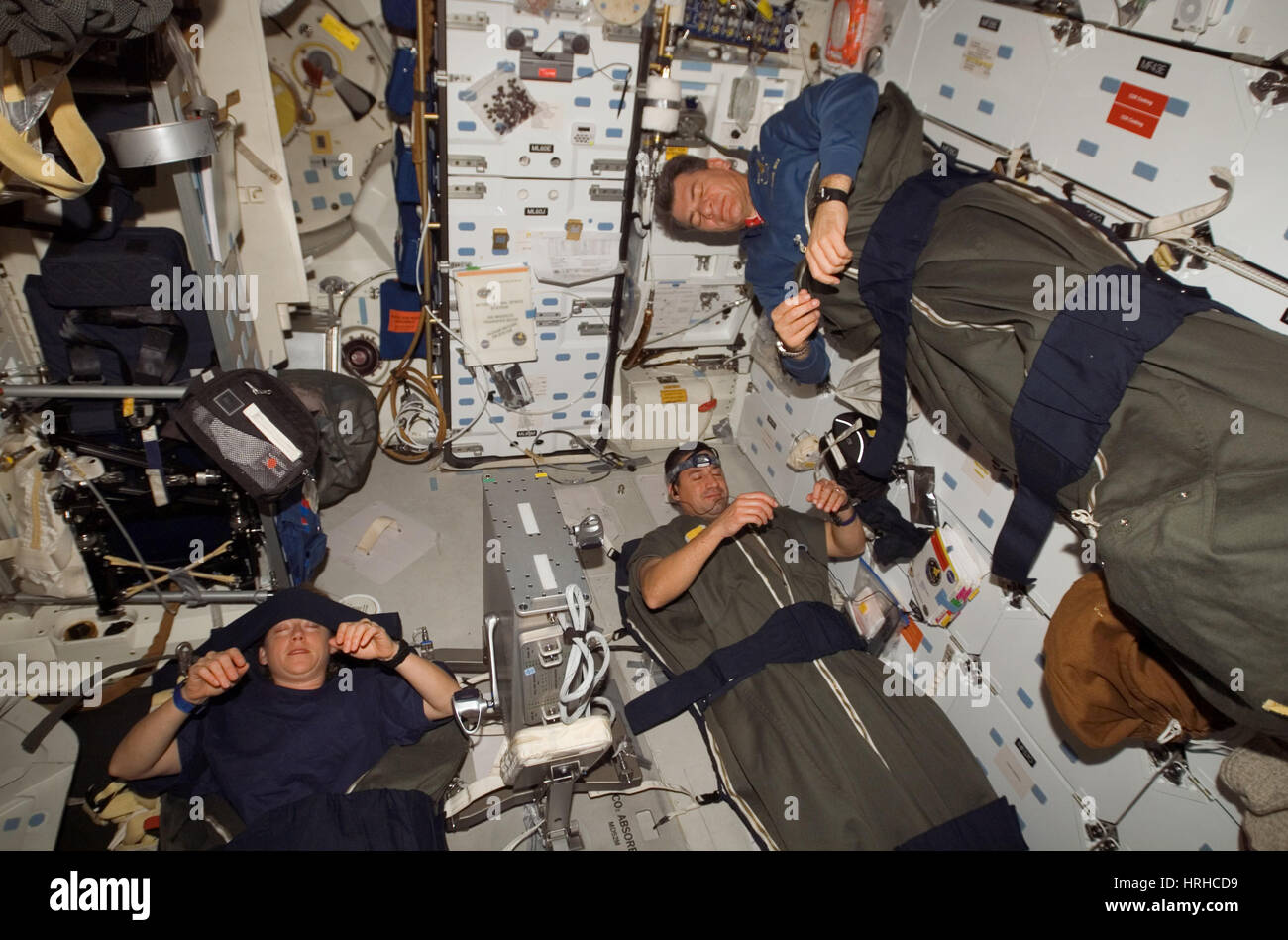 STS-120, astronauti dormendo, 2007 Foto Stock