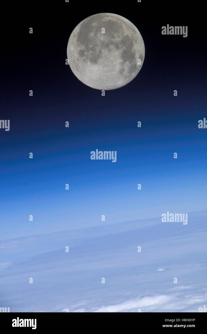 Luna piena vista dallo spazio Foto Stock