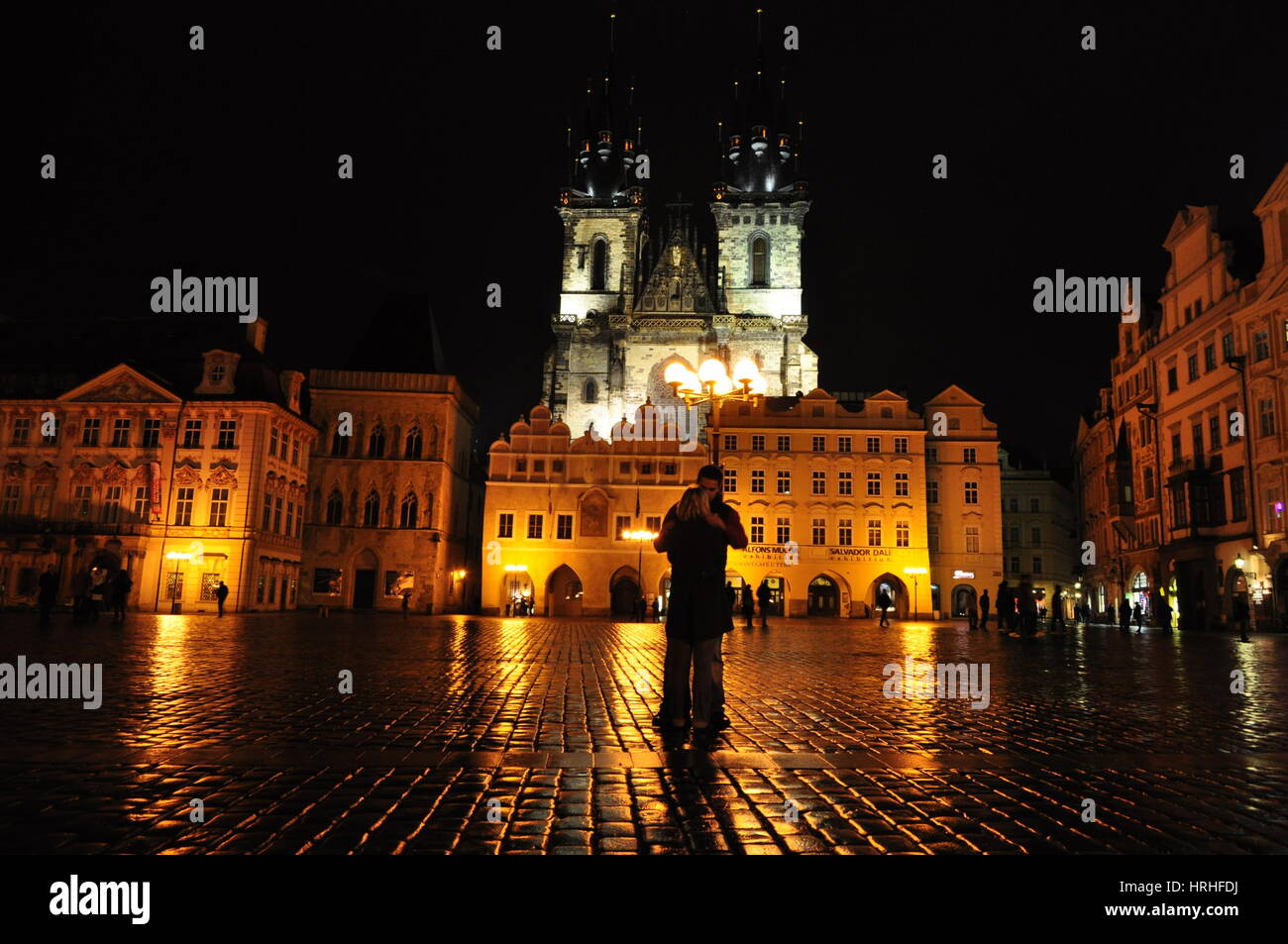 Coppia di amanti in Piazza della Città Vecchia di Praga Foto Stock