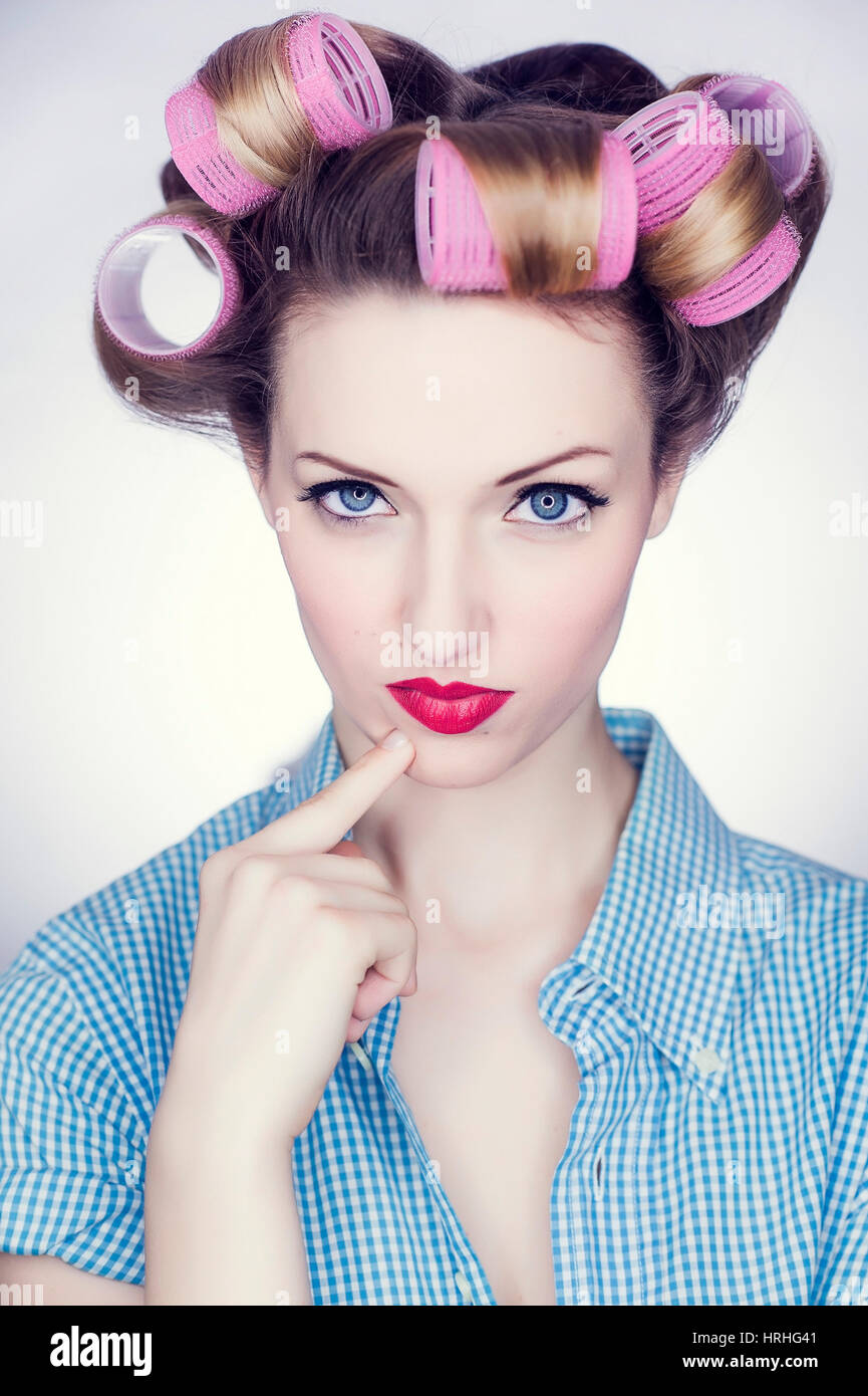 Junge Frau mit Lockenwicklern, Pin-Up - giovane donna con rullo per capelli Foto Stock