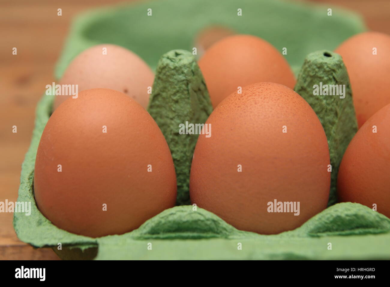 Brown Hen's uova in una verde cartone riciclabili o box, profondità di campo Foto Stock