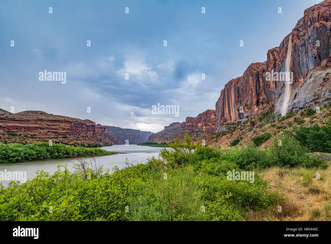 Cascata lungo il Fiume Colorado vicino a Moab, Utah, scende da runoff alluvione rapida Foto Stock