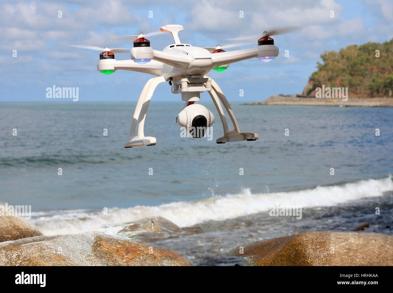 Drone con fotocamera volare sopra il mare Foto Stock