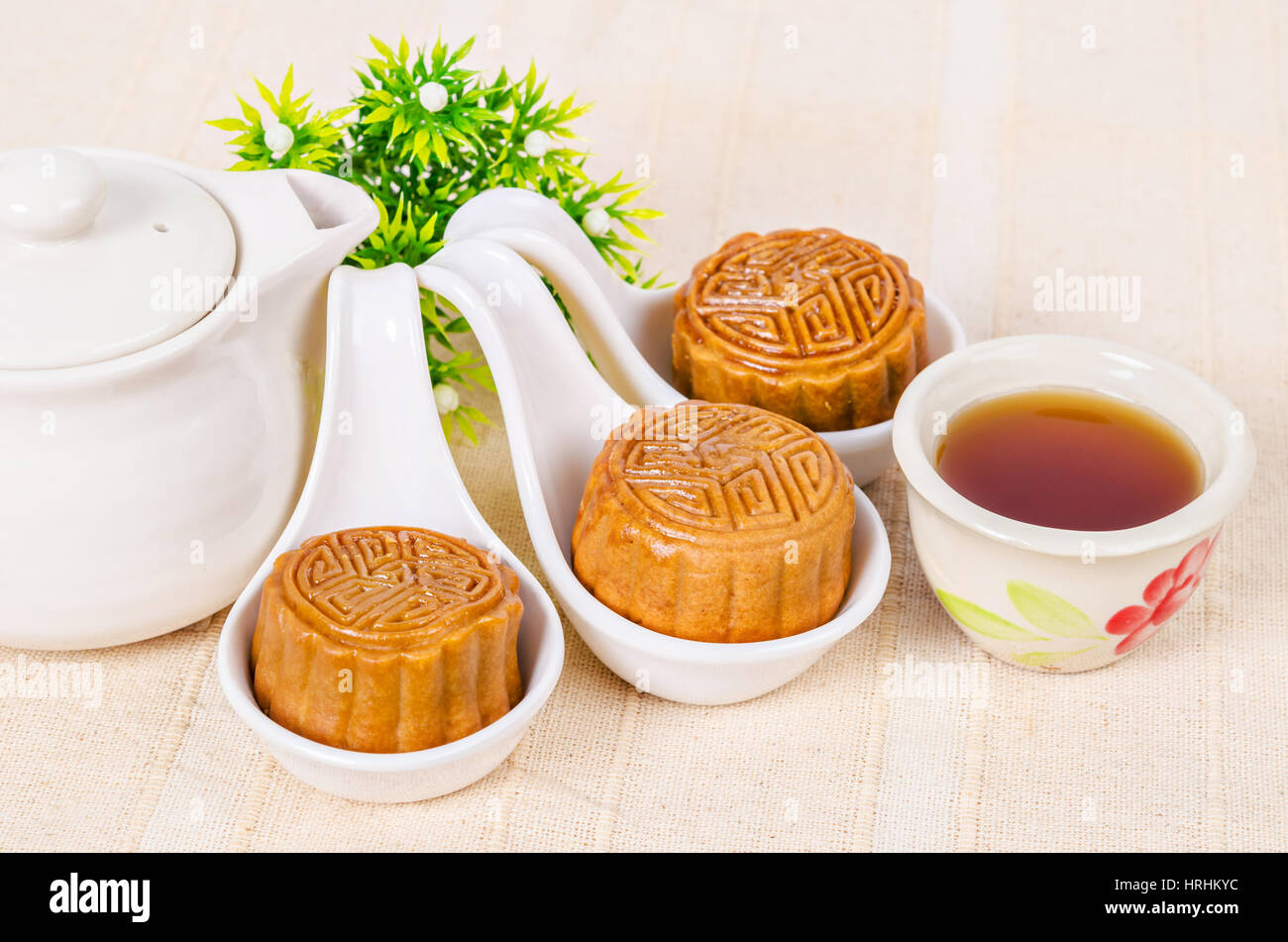 Mooncake e tè cinese, metà autunno festival cibo sulla tovaglia. Foto Stock