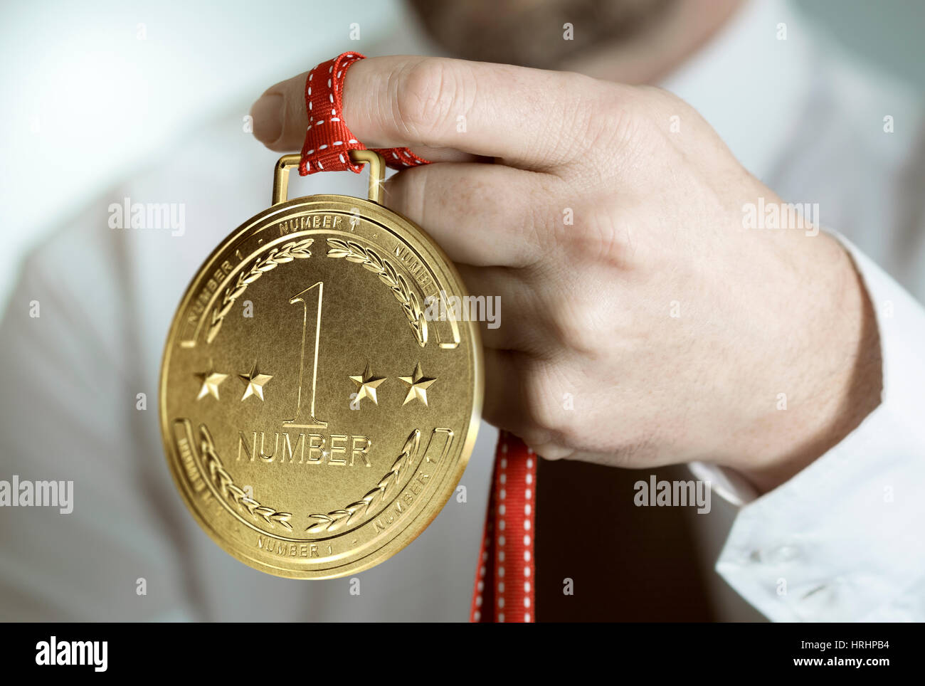 L'uomo tenendo un golden award dove è scritto il numero uno. concetto di business excellence. immagine composita tra una mano e la fotografia di un 3medaglia d. Foto Stock