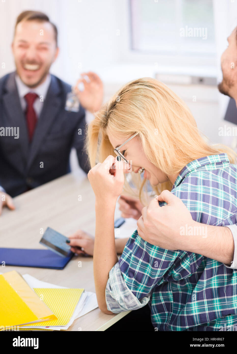 Tonica di sorridenti lady tenendo la carta di credito e pronto per ricevere la chiave di un nuovo appartamento da sales manager. Foto Stock