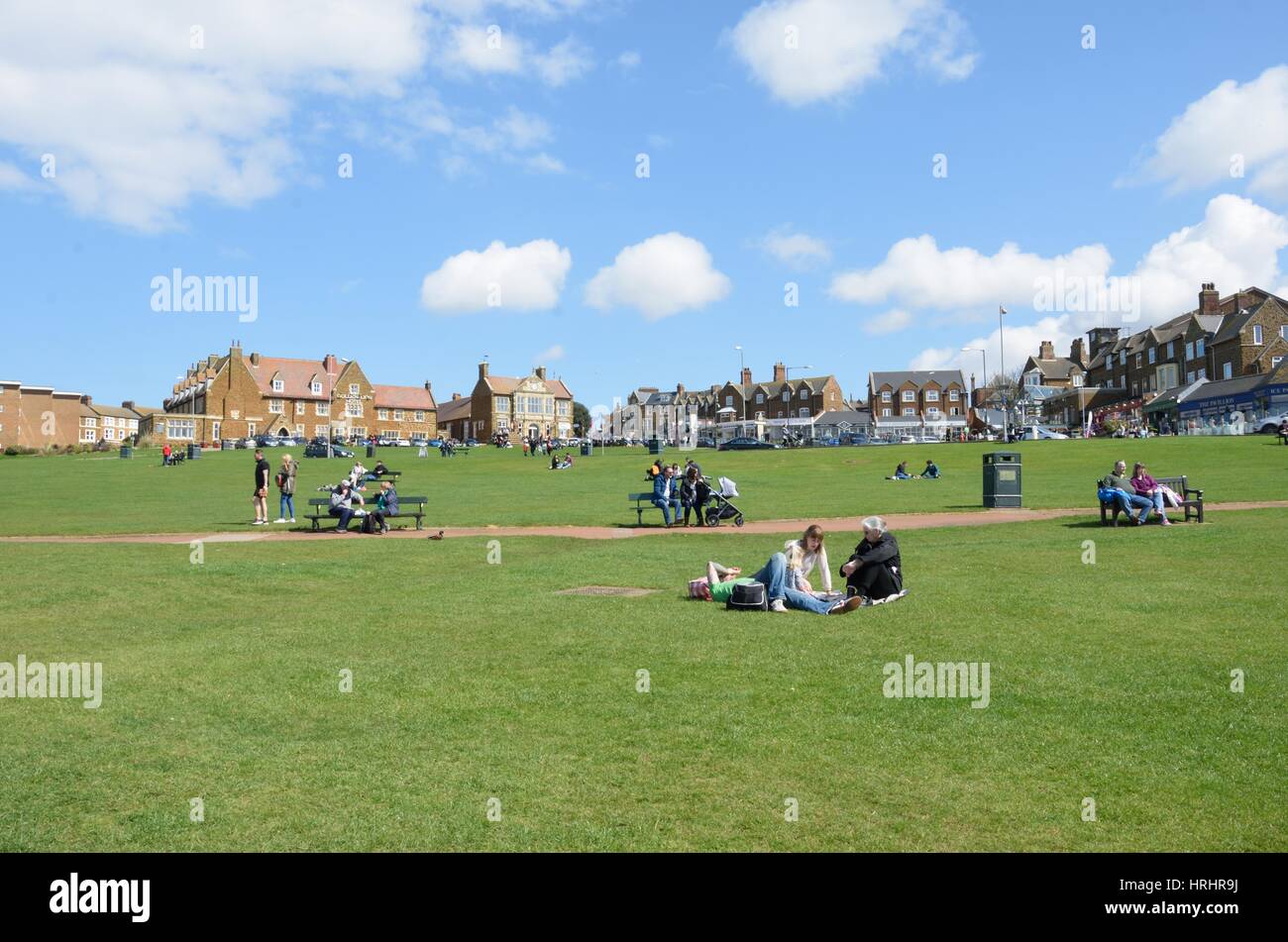 HUNSTANTON NORFOLK REGNO UNITO 17 Aprile 2016: la gente sul verde a Hunstanton North Norfolk godendo il sole Foto Stock