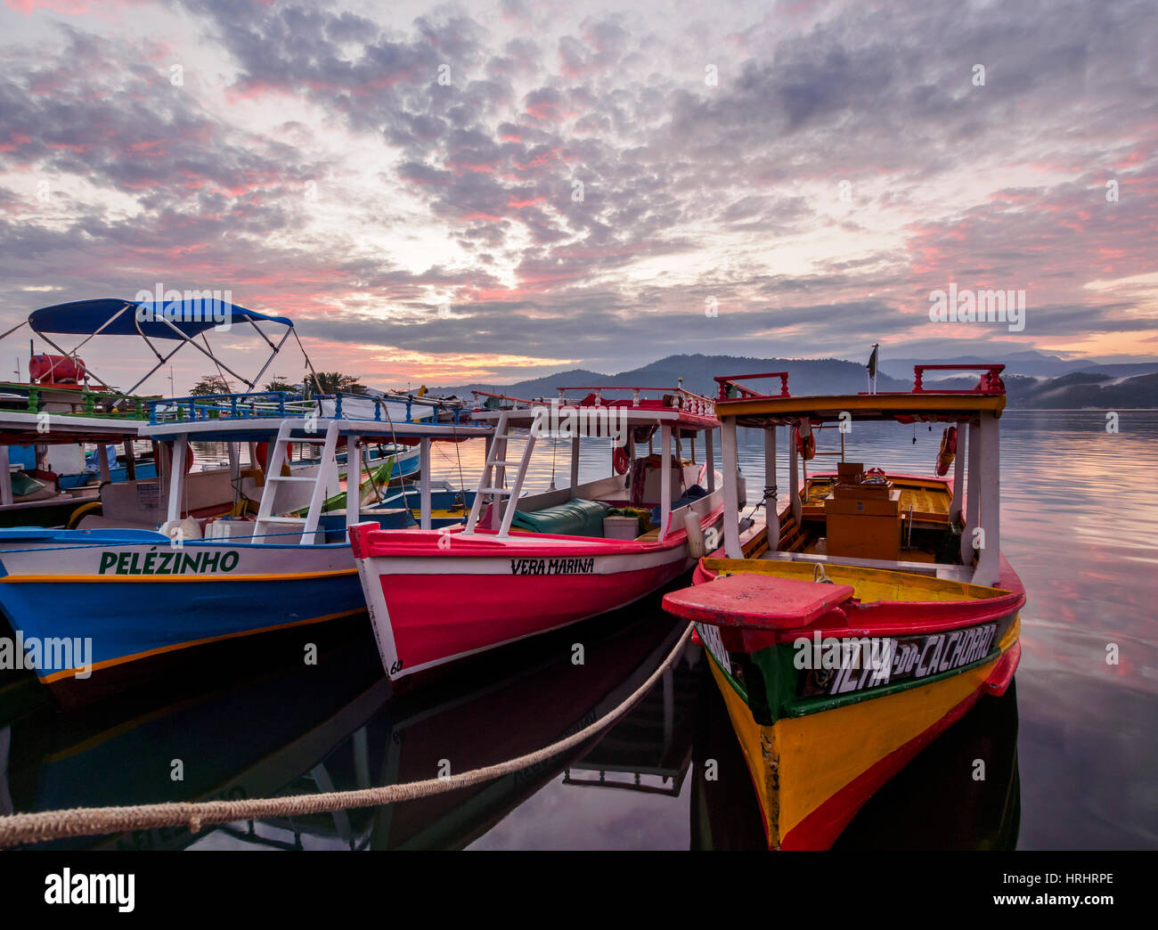 Alba sul porto di Paraty, Stato di Rio de Janeiro, Brasile Foto Stock
