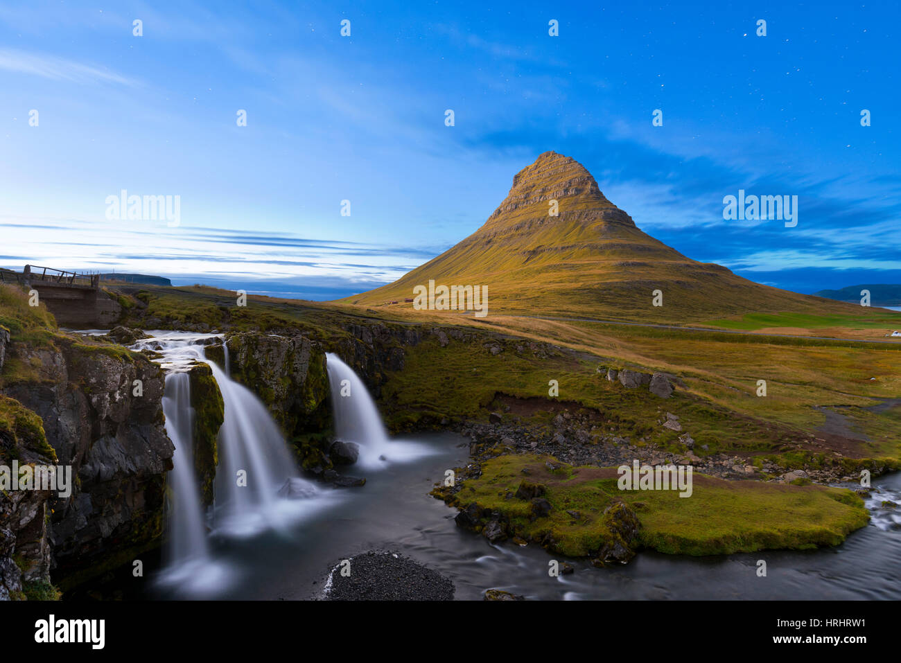 Kirkjufell Mountain e cascata Kirkjufoss al crepuscolo, Snaefellsnes Peninsula, Islanda, regioni polari Foto Stock