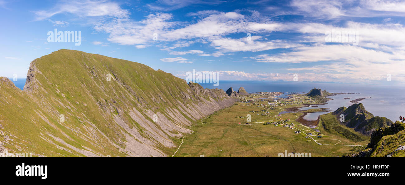 Montagna cresta cornici del villaggio di Sorland circondata dal mare, Vaeroy Isola, Nordland county, arcipelago delle Lofoten, Norvegia Foto Stock