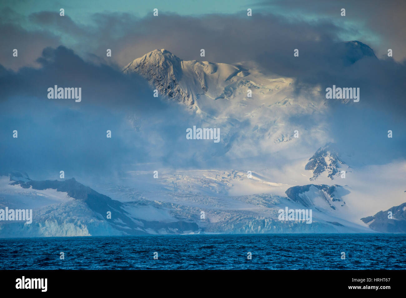 Rottura di montagna attraverso le nuvole, elefante isola, a sud le isole Shetland, Antartide, regioni polari Foto Stock