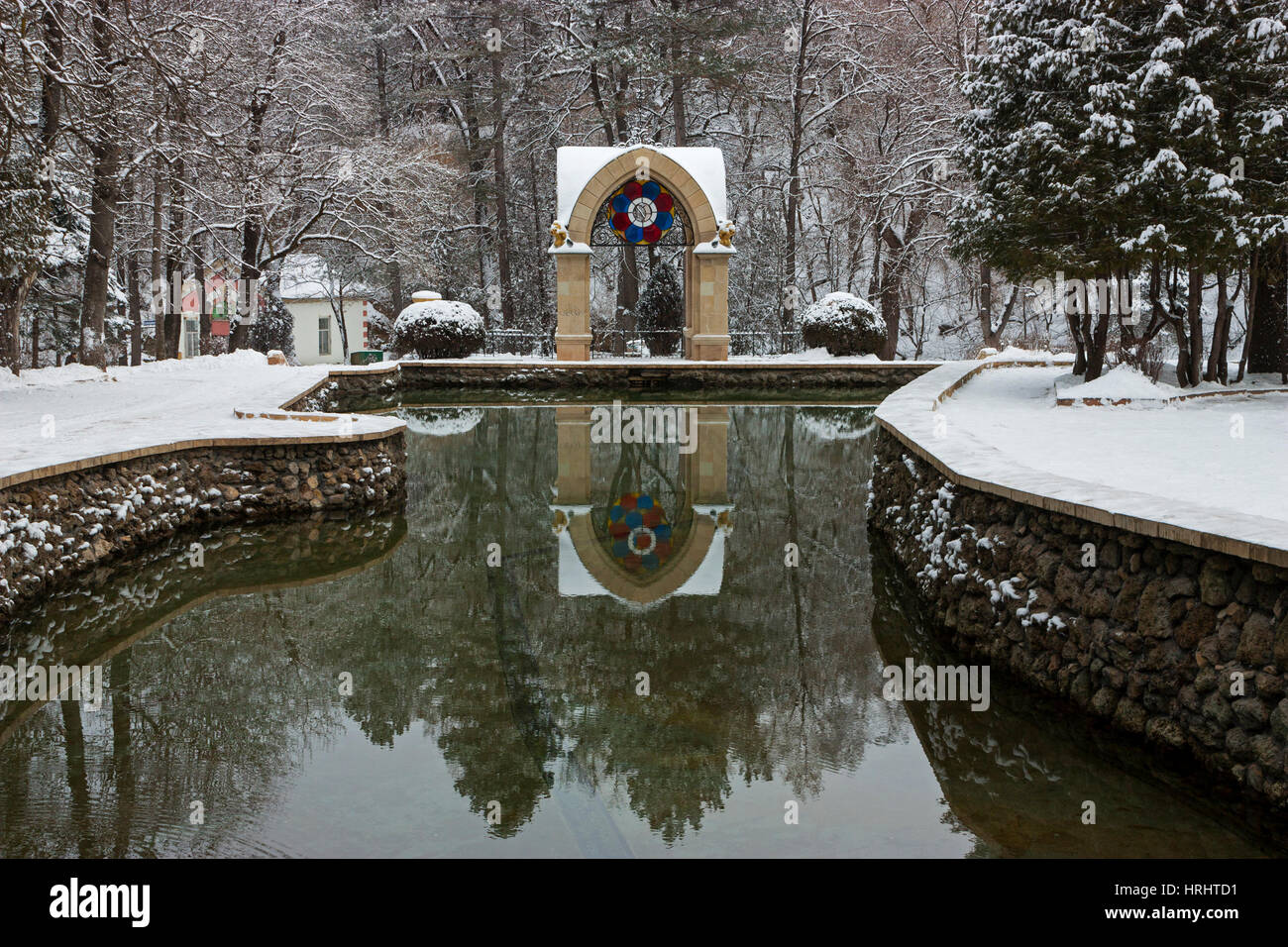KISLOVODSK, Russia - 25 dicembre:specchio stagno nel Resort Park, il più grande della Russia.Resort park - ornamento e orgoglio di Kislovodsk,Caucaso,Russia su Foto Stock