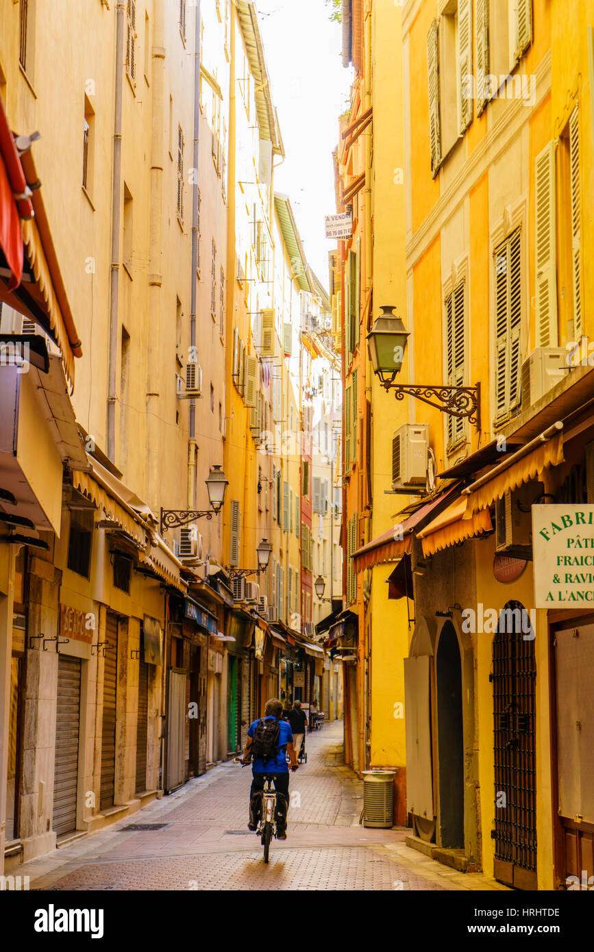 Strada stretta nella Città Vecchia, Vieille Ville, Nice, Alpes-Maritimes, Cote d'Azur, in Provenza Costa Azzurra, Francia Foto Stock