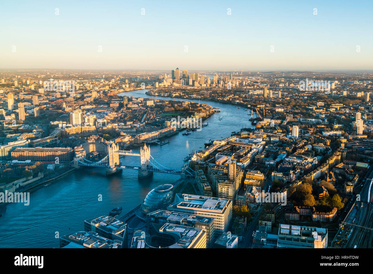Alta vista sullo skyline di Londra lungo il Tamigi da Tower Bridge a Canary Wharf, London, England, Regno Unito Foto Stock