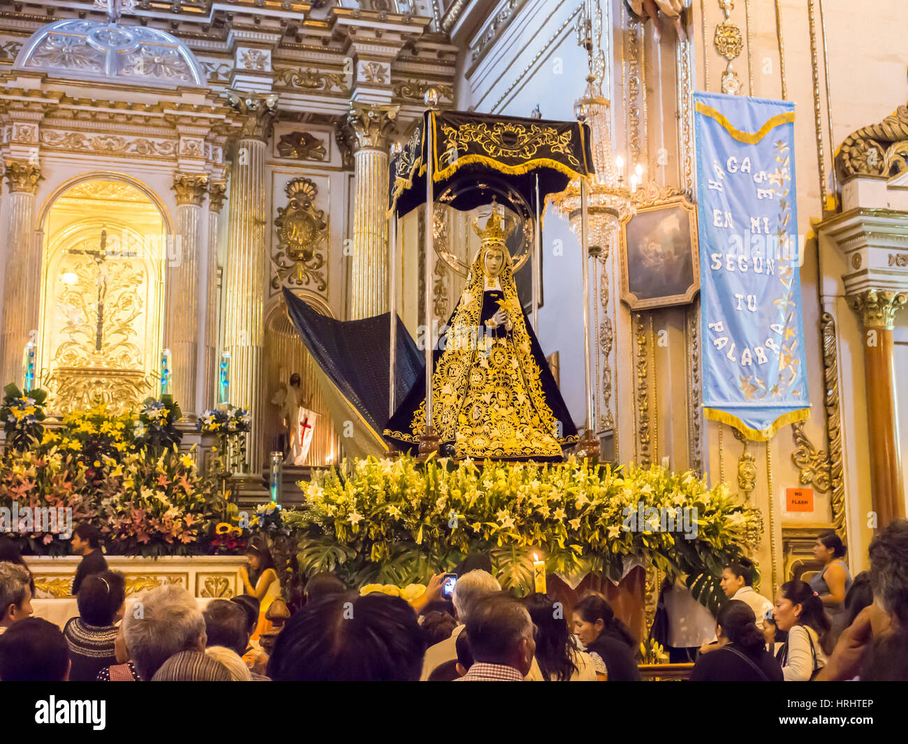 La folla si radunano per onorare l immagine di Oaxaca's patron, Basilica di Nostra Signora della solitudine, Oaxaca, Messico Foto Stock