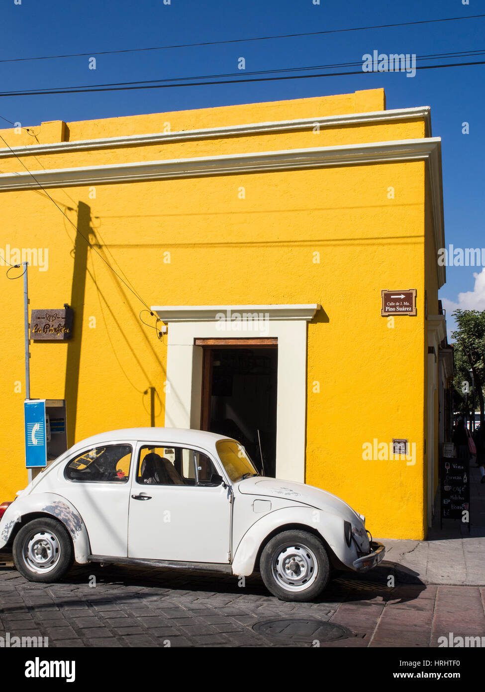 Edificio di colore giallo e bianco VW bug, Oaxaca, Messico, America del Nord Foto Stock
