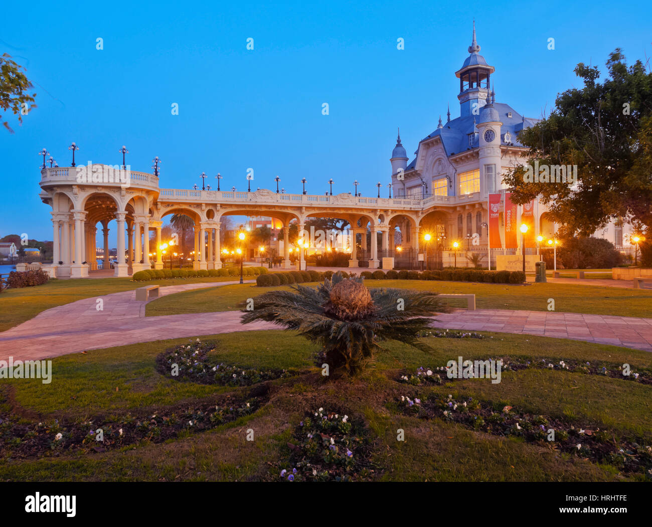 Twilight vista del Museo Municipale di Belle Arti, la Tigre, Provincia di Buenos Aires, Argentina Foto Stock Twilight vista del Museo Municipale di Belle Arti, la Tigre, Provincia di Buenos Aires, Argentina Foto Stock