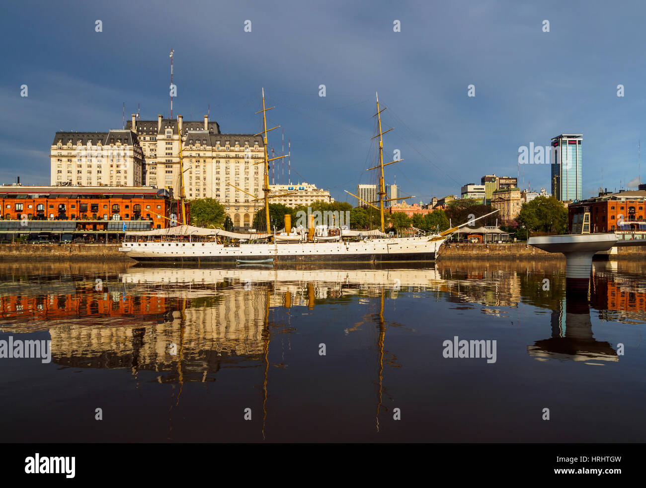 Vista di Puerto Madero e la nave museo ARA Presidente Sarmiento, città di Buenos Aires, Provincia di Buenos Aires, Argentina Foto Stock