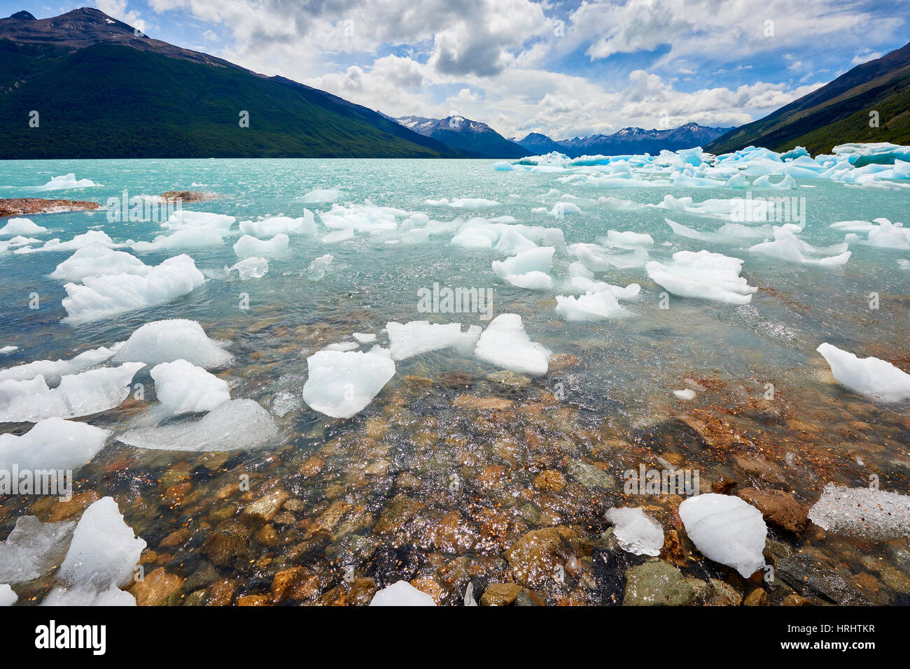 Blocchi di ghiaccio galleggiante e lavare a terra, parco nazionale Los Glaciares, UNESCO, Patagonia, Argentina. Foto Stock