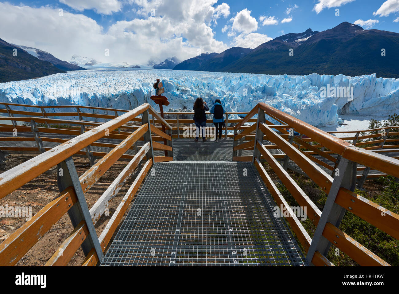 Due visitatori al Ghiacciaio Perito Moreno nel parco nazionale Los Glaciares, UNESCO, Patagonia, Argentina Foto Stock