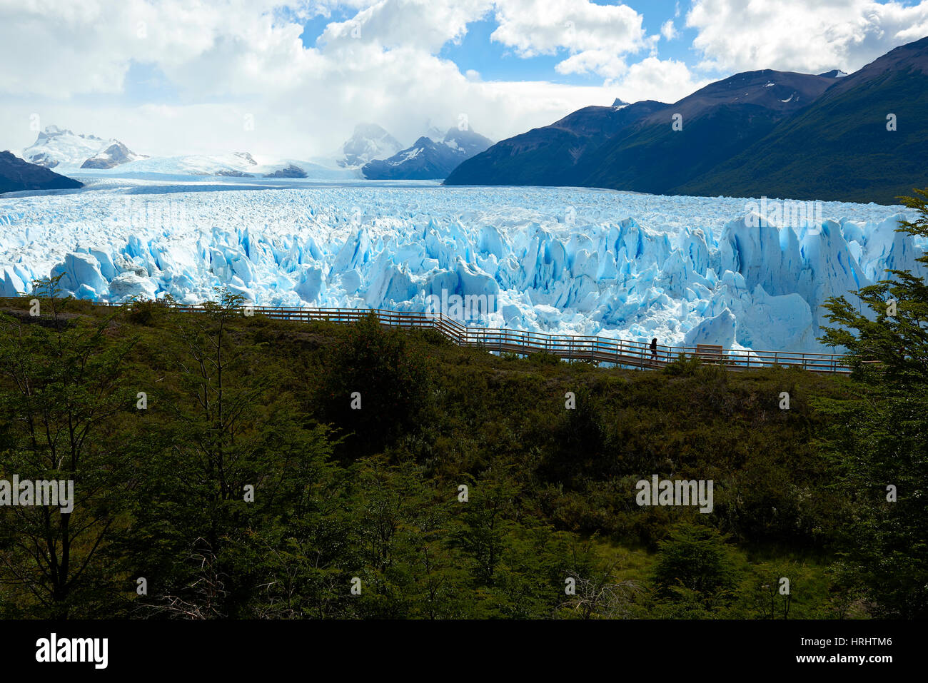 Silhouette di visitatori a piedi il passaggio a Perito Moreno Glaciar, UNESCO, Patagonia, Argentina Foto Stock