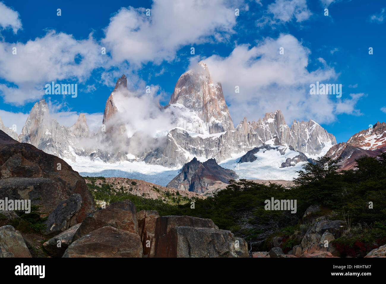 Monte Fitz Roy incorniciati da rocce e alberi vicino a Arroyo del Salto in Patagonia, Argentina Foto Stock