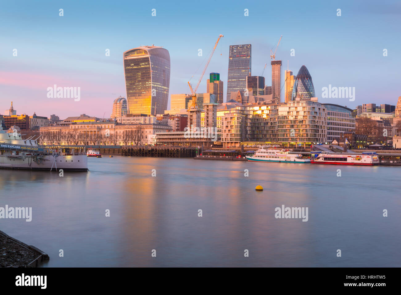 La città di Londra e il fiume Tamigi da South Bank di Londra, England, Regno Unito Foto Stock