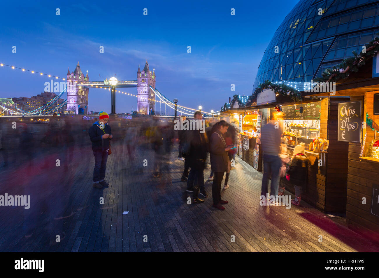 Mercato di Natale, la paletta e il Tower Bridge, South Bank di Londra, England, Regno Unito Foto Stock