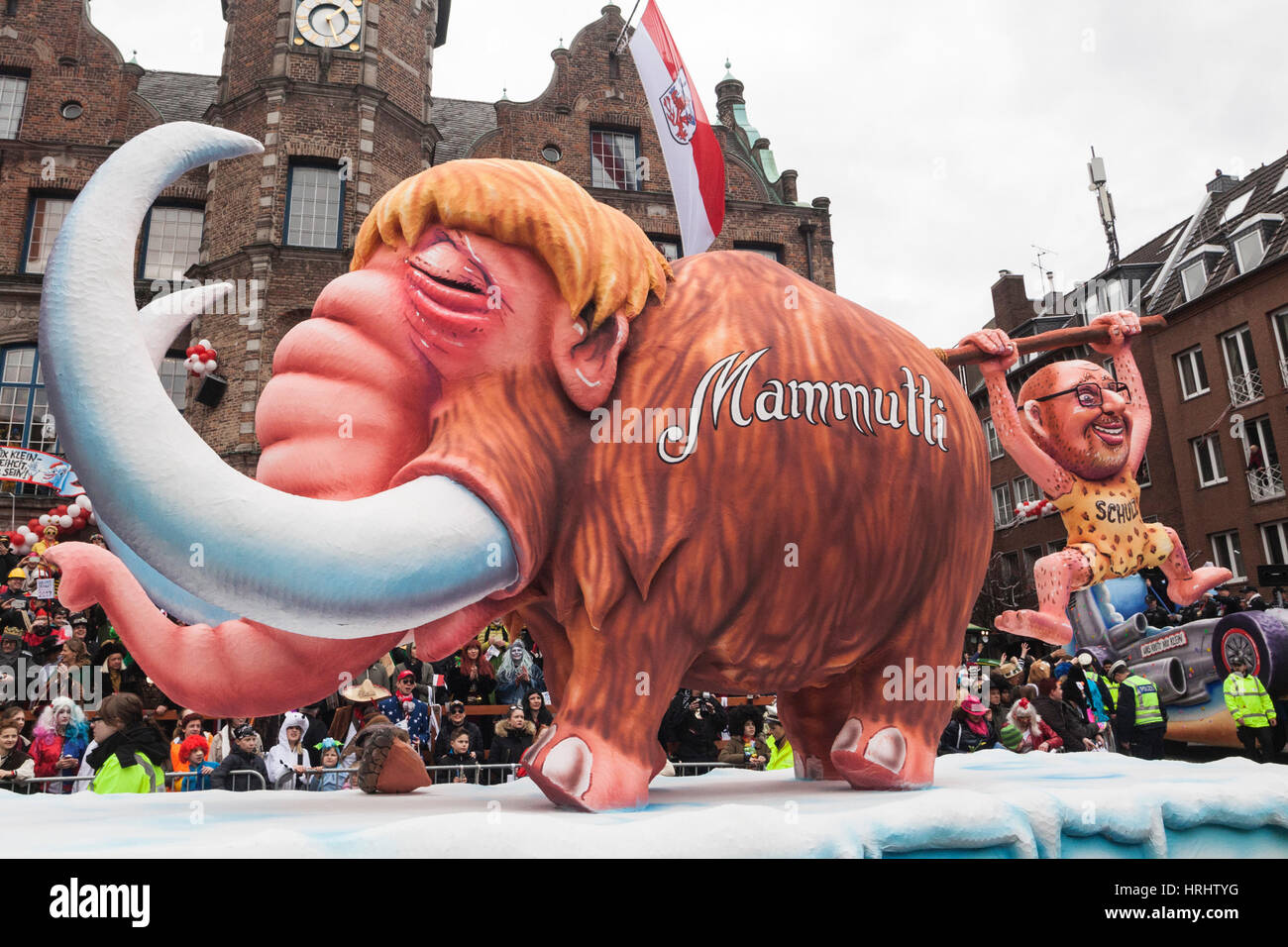 Düsseldorf, Germania. Il 27 febbraio 2017. Angela Merkel e Martin Schulz è raffigurato come un gigantesco e un caveman. Sfilata di Carnevale il Martedì Grasso lunedì (Rosenmontag) di Düsseldorf, Renania settentrionale-Vestfalia (Germania). Foto Stock