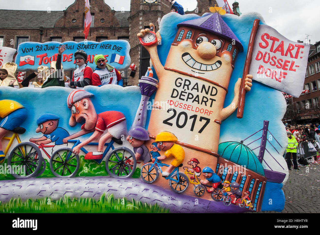 Düsseldorf, Germania. Il 27 febbraio 2017. Grand discostarsi del 2017 Tour de France. Sfilata di Carnevale il Martedì Grasso lunedì (Rosenmontag) di Düsseldorf, Renania settentrionale-Vestfalia (Germania). Foto Stock